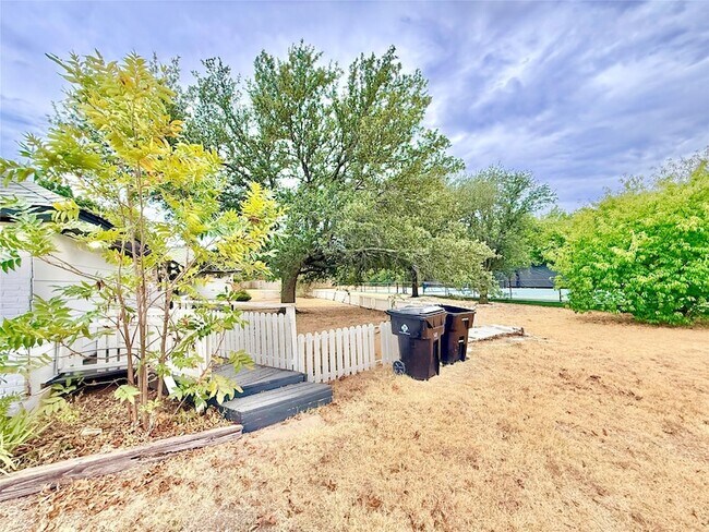 Building Photo - 16235 Red Wood Cir N