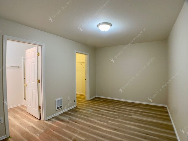 Building Photo - Bright 3 BR - 3 BA Townhouse in Redmond