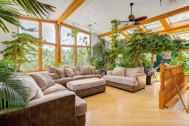 Building Photo - 8280 Queen St