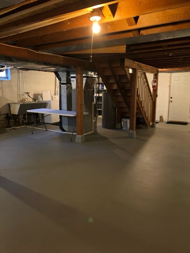 Building Photo - 615 Rice St E