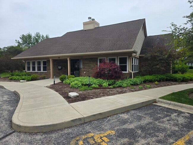 Building Photo - 225 Willow Pkwy
