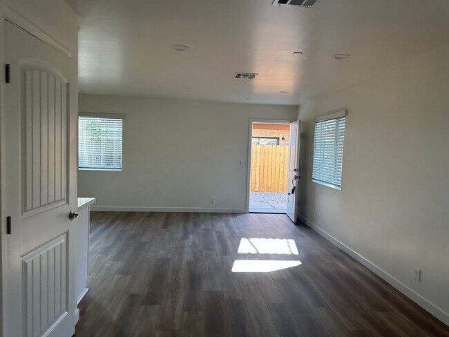 Building Photo - 928 W Perdew Ave