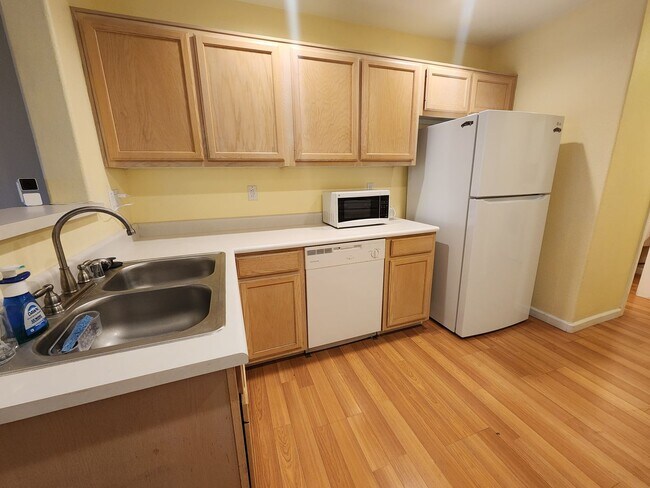 Building Photo - Modern Comfort in the Heart of Summerlin!