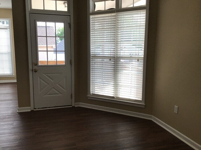 Building Photo - 303 Stallion Rd