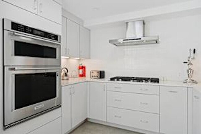 Building Photo - 5 bedroom 5 bath Available for Short Term Rental