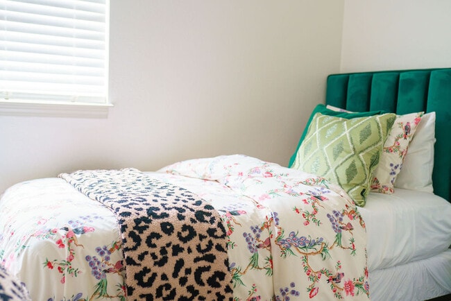 Building Photo - Lilac Retreat - Unit C