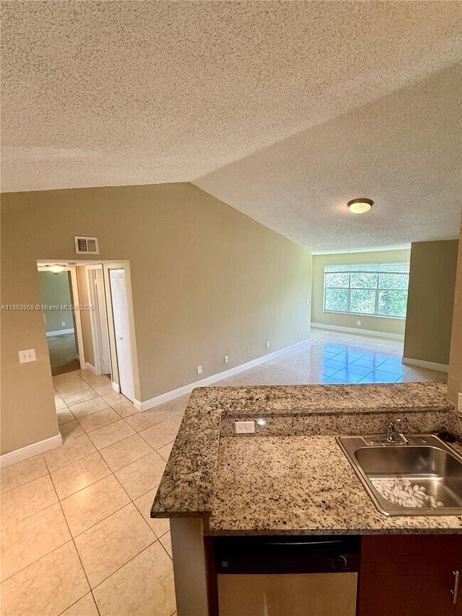 Building Photo - 595 Vista Isles Dr