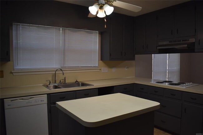 Building Photo - 3001 Sutton Dr