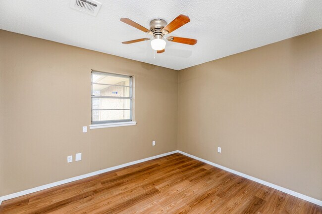 Building Photo - 4804 NW Hoover Ave