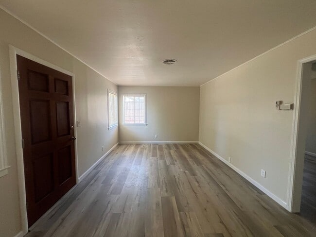 Building Photo - 3 bedrooms, 2 full bathrooms near CV high! Available now!