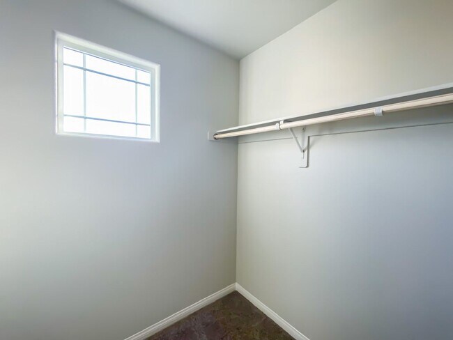 Building Photo - GATED 3 BED 2 BATH 2 CAR GARAGE SINGLE FAM...