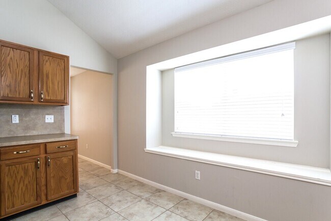 Building Photo - 2447 Halstead Dr