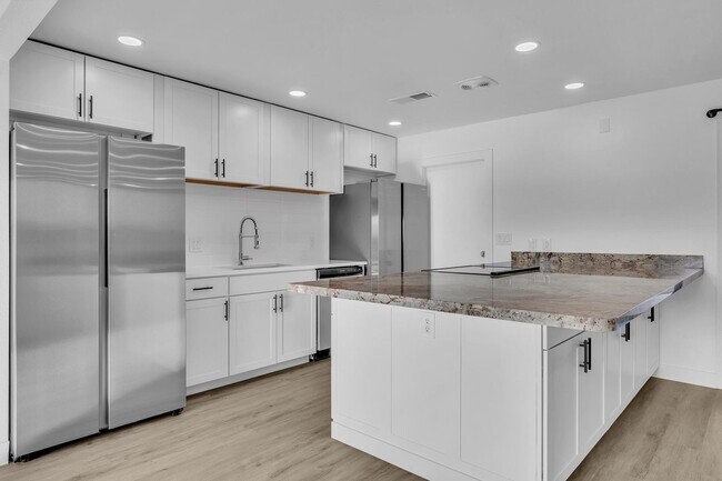 Building Photo - ASU 5 BEDROOM/ 2 BATH WITH POOL!!