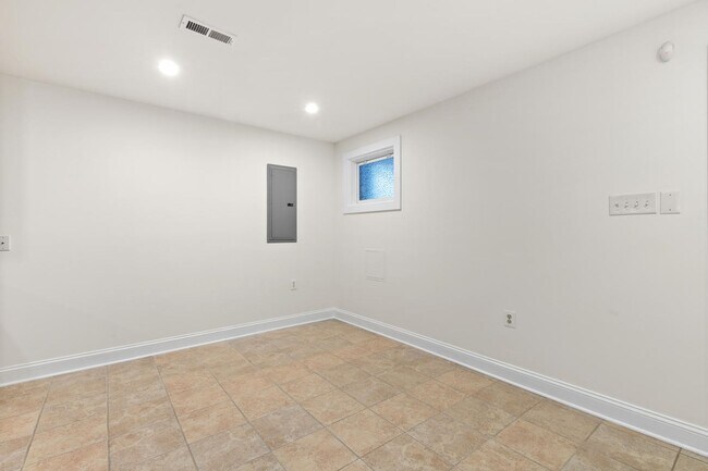 Building Photo - Charming One-Bedroom Basement Apartment