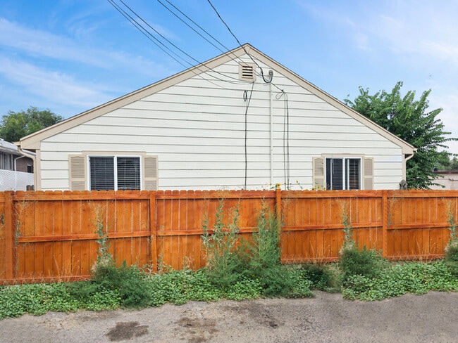 Building Photo - Charming 3 beds 2 baths in Denver!