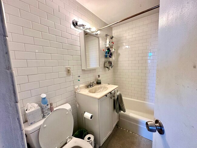 Building Photo - 108 Myrtle St