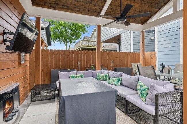 Building Photo - 6216B California Ave