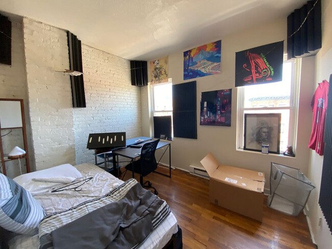 Primary Photo - Fantastic 2 Bed Right Off The E Line!