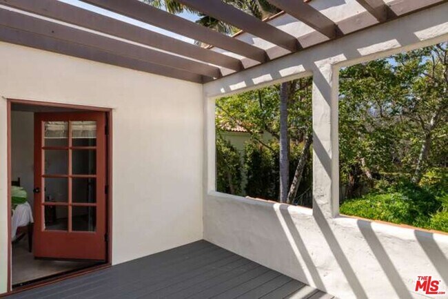 Building Photo - 344 Entrada Dr