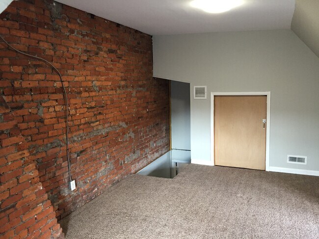Building Photo - University City Style with Room to Spare