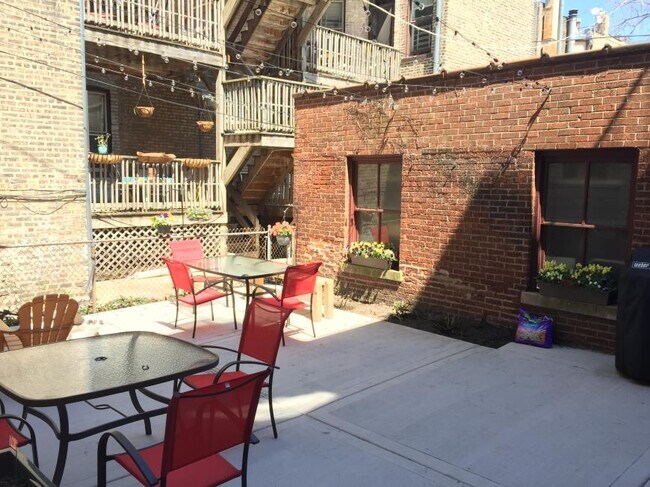 Building Photo - 2 bedroom in Chicago IL 60657