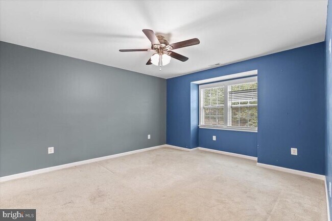 Building Photo - 2215 Loch Lomond Dr