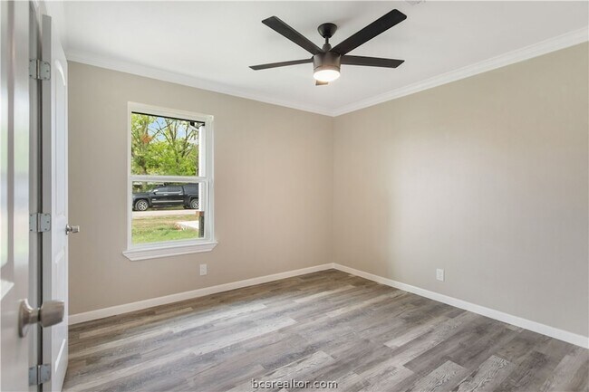 Building Photo - 904 Westview Cir