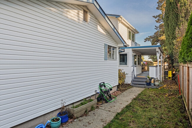 Building Photo - 6807 Aurora Ave N