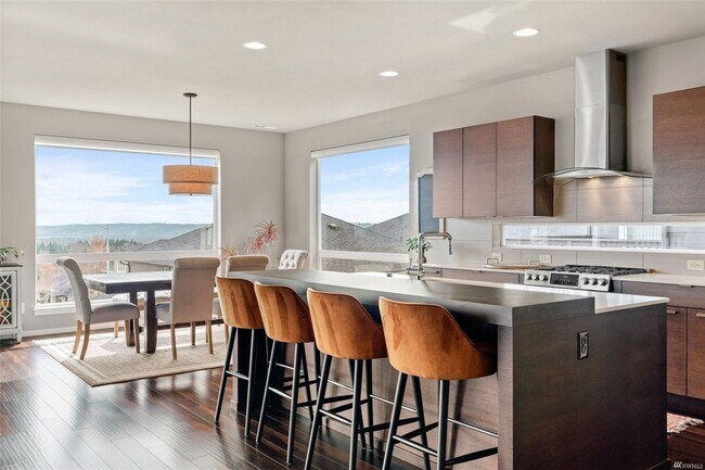Building Photo - Beautiful 4 bed/2.5 bath dream home in Mon...