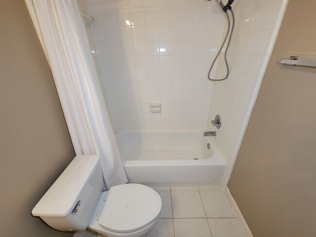 Building Photo - Great opportunity to lease a wonderful town home in the Montrose /Midtown location and within eas...