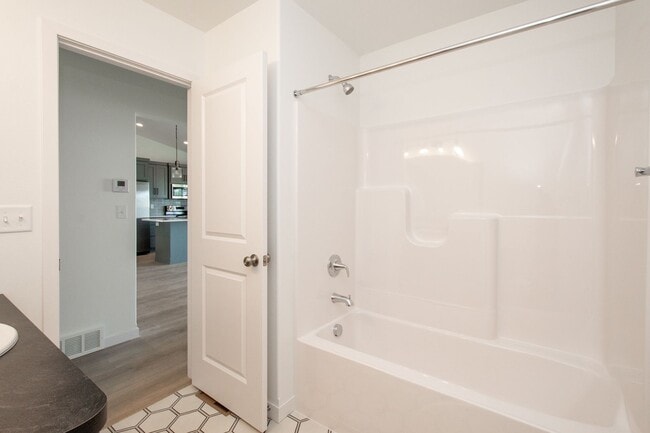 Building Photo - 4 Bed 3 Bath Single Family Home