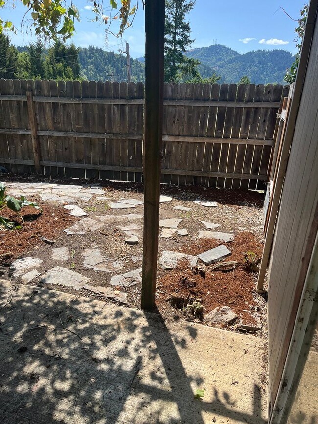 Building Photo - Large 3 bed/2 bath single family home