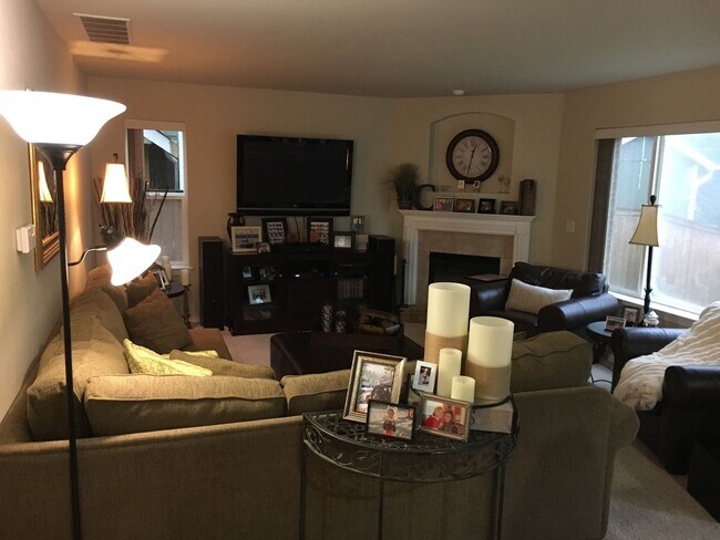 Building Photo - Crystal Heights Area of Puyallup-Fresh Pai...