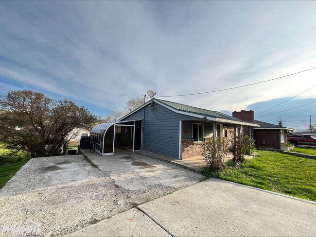 Building Photo - Large 3bd/1.5ba House in Selah, WA with a Large Backyard!