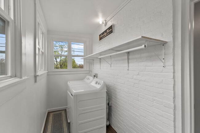 Building Photo - Beautiful 3BR 2.5 BA Townhouse in Downtown...