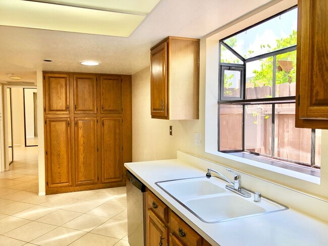 Building Photo - Sweet Single-Story, Completely Detached, in the Picturesque Fallbrook Village HOA Community!