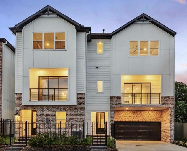 Primary Photo - 131 Eastwood St