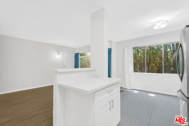 Building Photo - 2488 Beachwood Dr