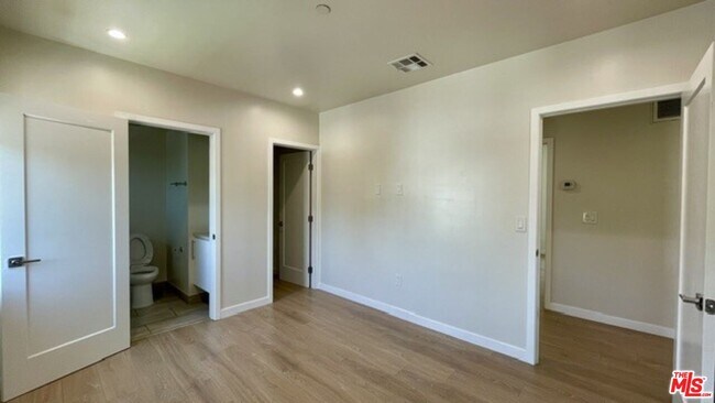 Building Photo - 5230 Satsuma Ave
