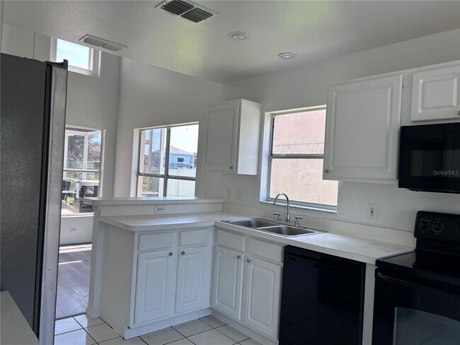 Building Photo - 2608 Spring Hill Dr