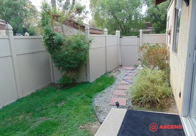 Building Photo - Cute 2 Bedroom Off Stockdale Hwy and California Ave!