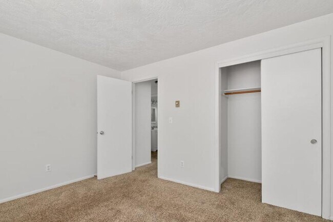 Building Photo - Spacious 2 Bedroom Duplex _ Pet Friendly!