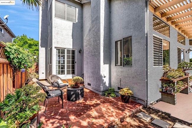 Building Photo - 2435 Pinehurst Ct