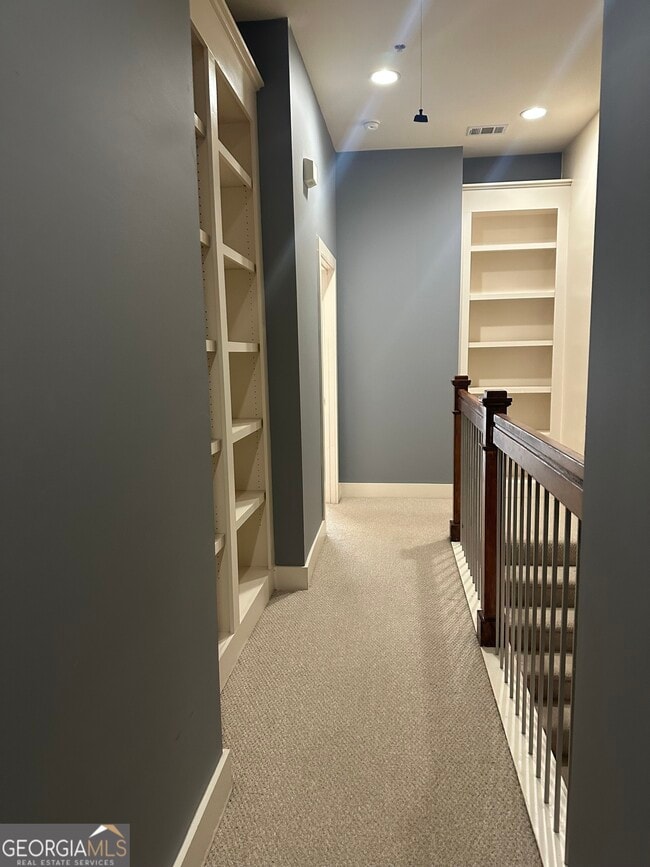 Building Photo - 6166 Holly Pk Ln SE