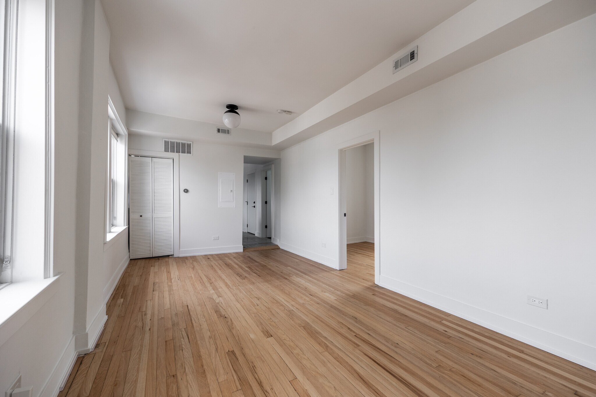 Building Photo - 3051 W Medill Ave