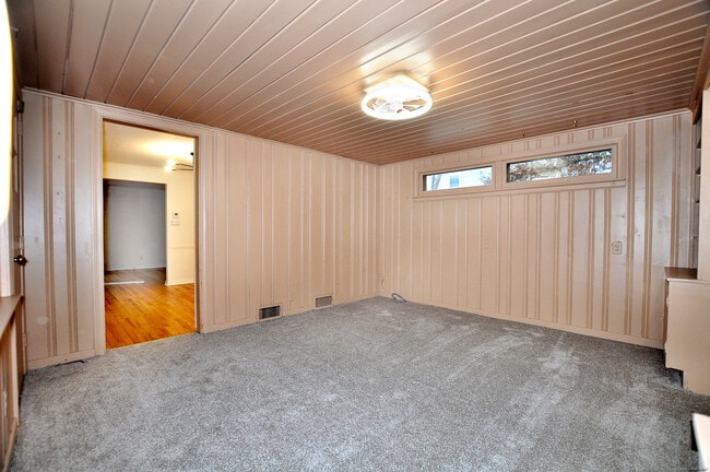 Building Photo - 19 Seneca Rd