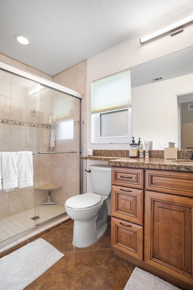 Building Photo - ** VICTORIA PARK ** 4 BED / 2 BATH - POOL ...