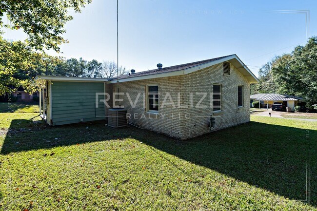 Building Photo - **Reduced Price** Adorable 3 Bedroom/1 Bat...