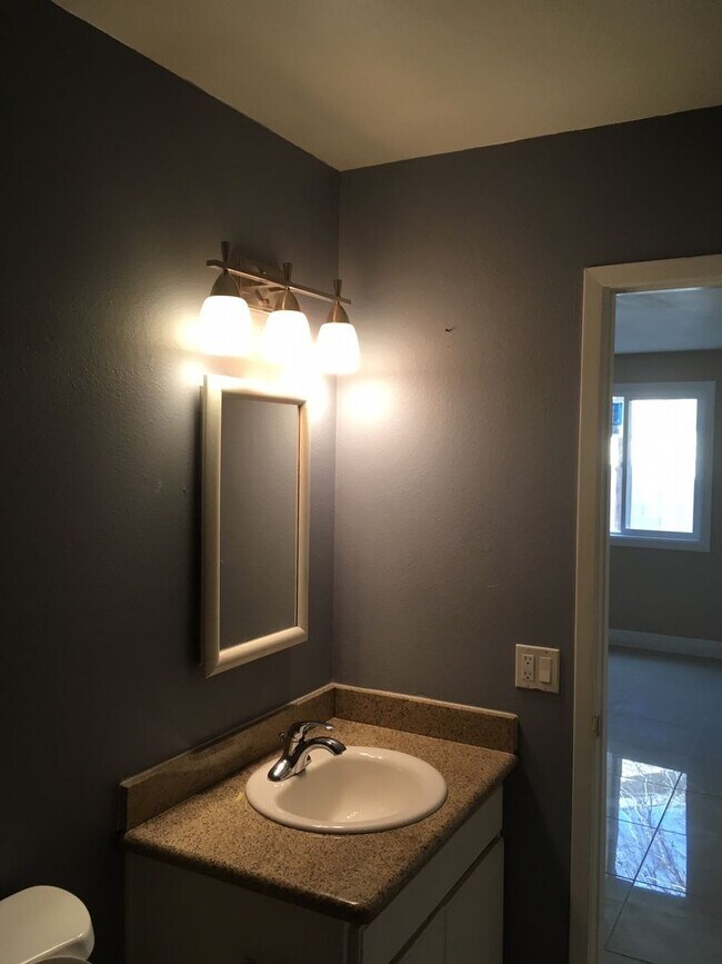 Building Photo - 913 Shadow Mountain Pl