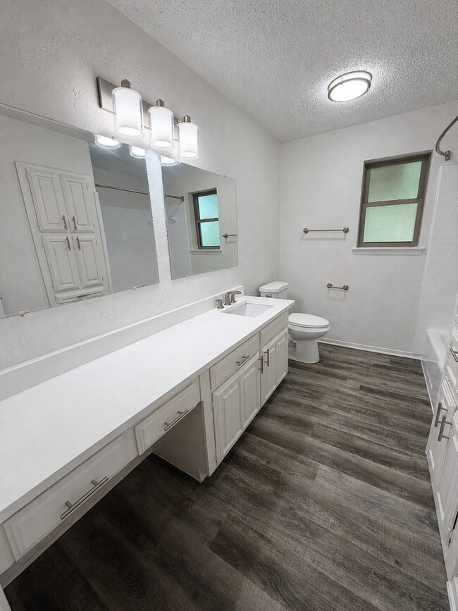Building Photo - 3-Bedroom, 2 Bath Single Family for Rent in Arlington, TX | Attached Garage & Modern Kitchen